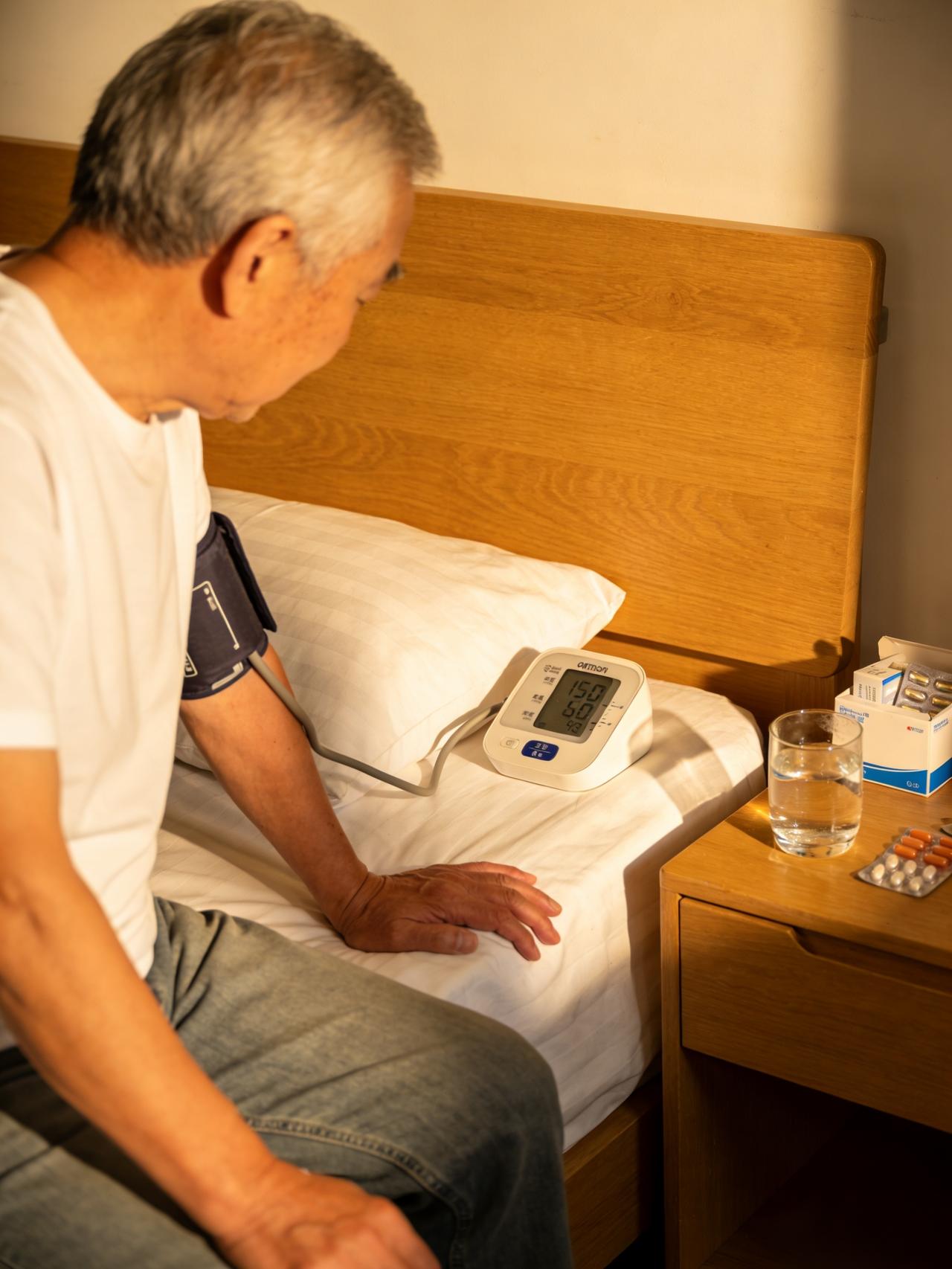 高血压的朋友别光靠吃药控压，日常做好3个小习惯，配合吃药，血压能稳不少，还能减少