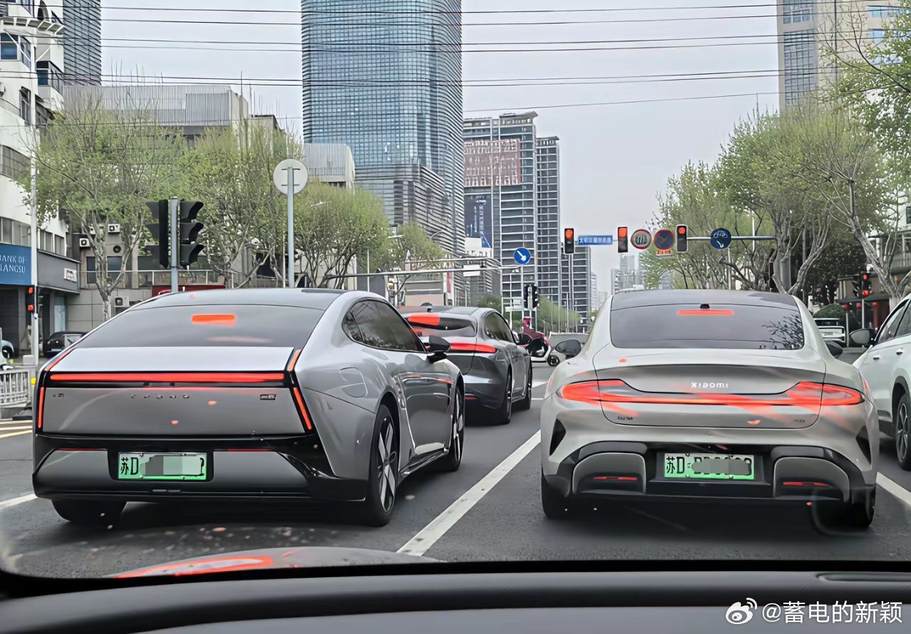 一边是小鹏P7的直男直线，一边是小米SU7的温柔曲线，这俩设计摆一块，谁戳你审美