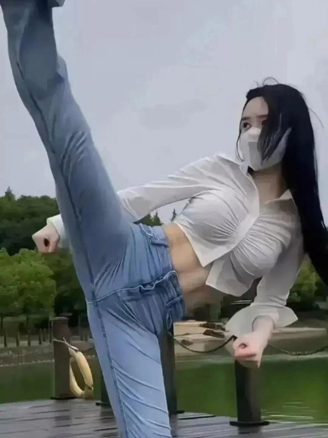 一位朋友，托老夫帮她女儿找份工作，说要求也不太高，年薪50万就行。

老夫有点惊