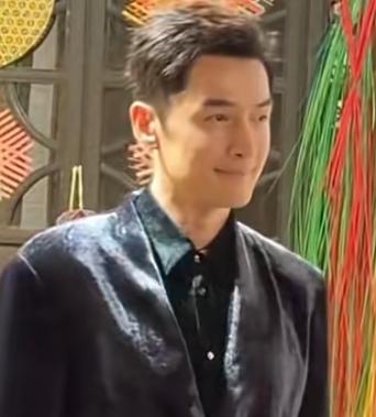 胡歌近期现身乌镇，主要是为了参加乌镇戏剧节。他此次行程十分低调，被不少游客和路人