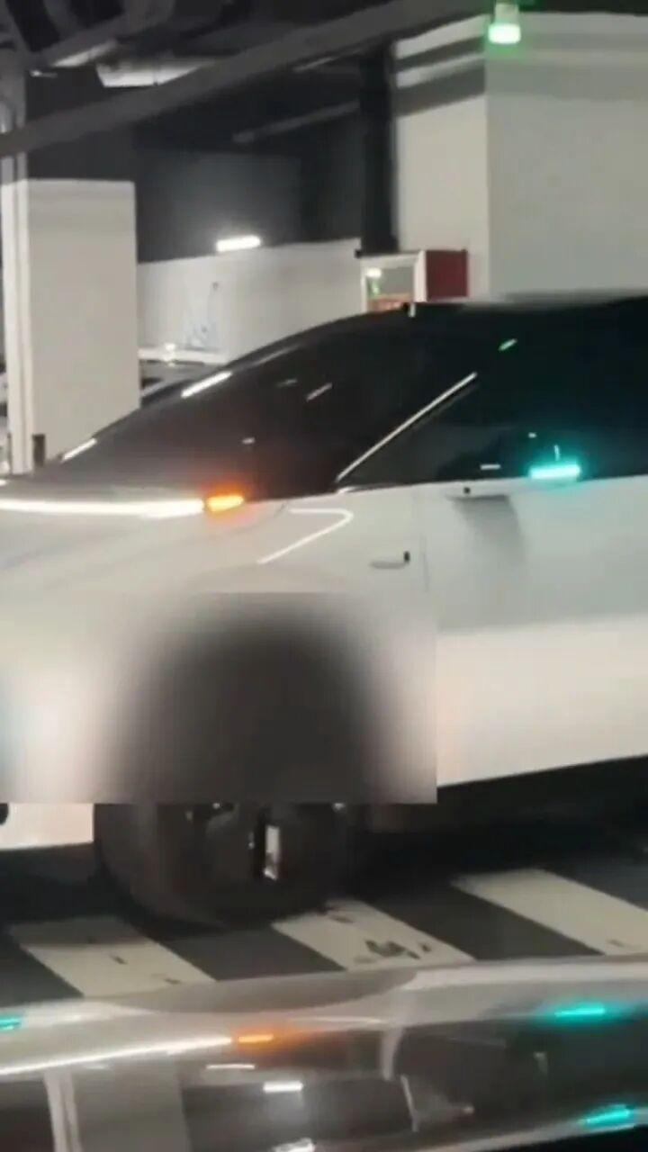 比停不进更尴尬的，是系统不知道什么时候该喊停
理想i6地库自动泊车反复揉库进不去