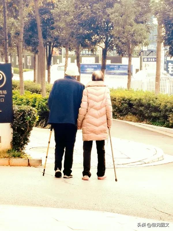 佛说：这一辈子你最爱的人，其实就是上辈子最爱你的人。如果有人让你第一眼就喜欢上了