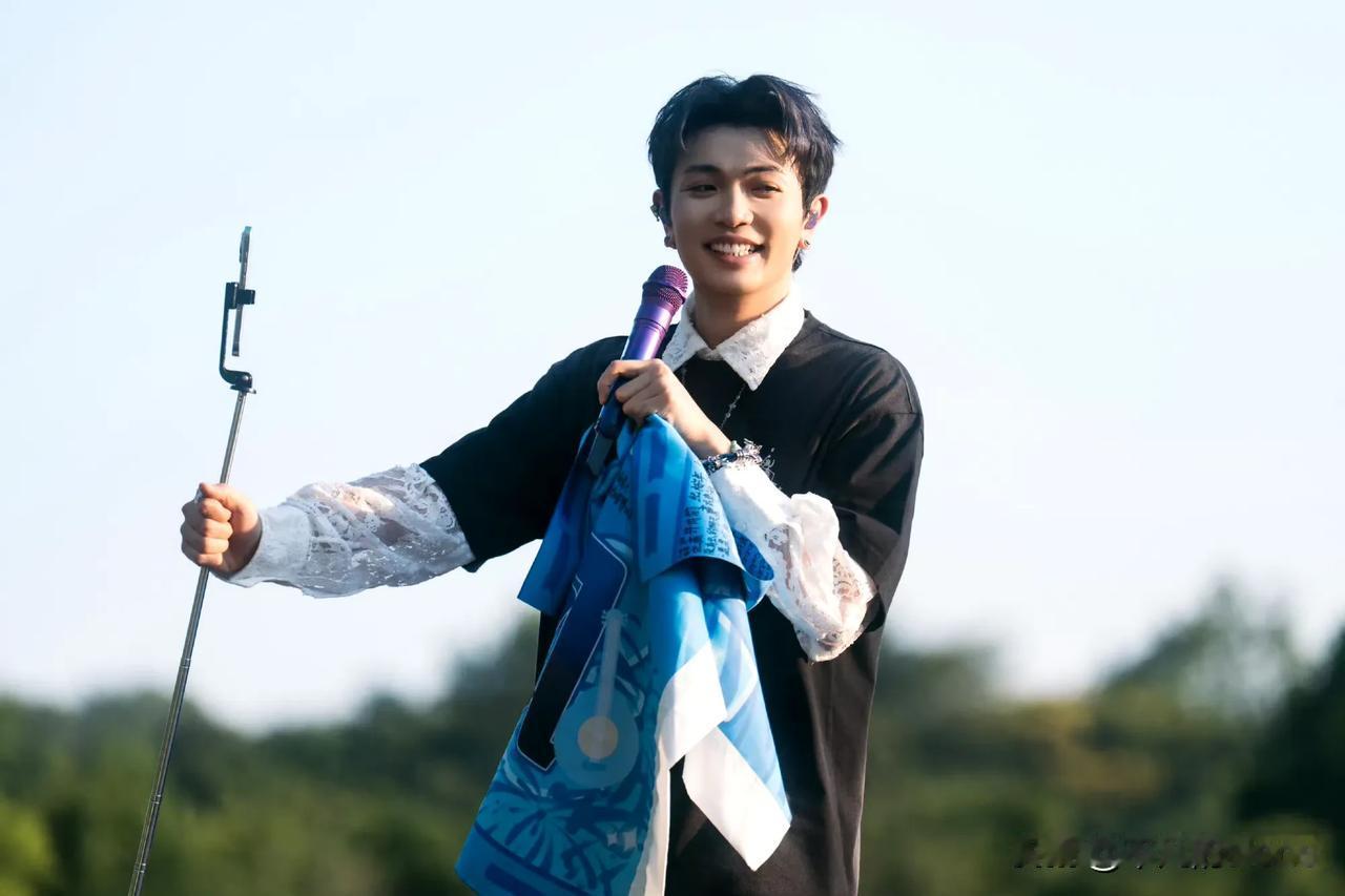 歌手颜人中谈恋爱了吗？我觉得没什么吧，颜人中长得帅，唱歌好听，还不能谈恋爱了吗？