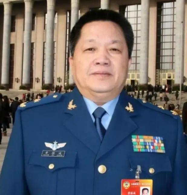 1981年，台湾飞行员黄植诚，驾驶最先进的飞机向大陆投诚，却被后座飞行员察觉，黄