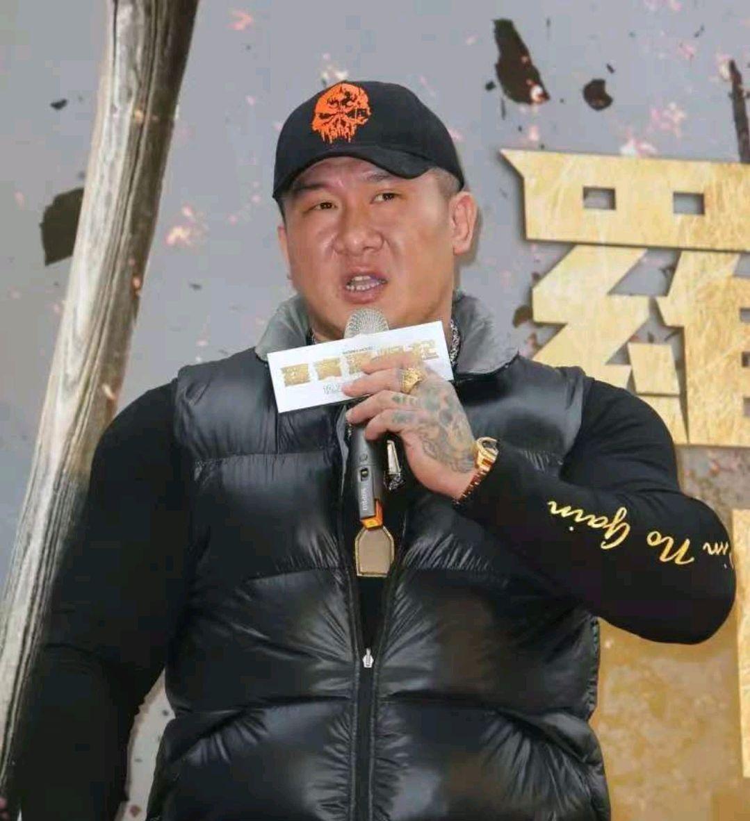 馆长：台湾人自认为国民党是亲中，所以大陆人特别喜欢国民党，才反对民进党的。其实大