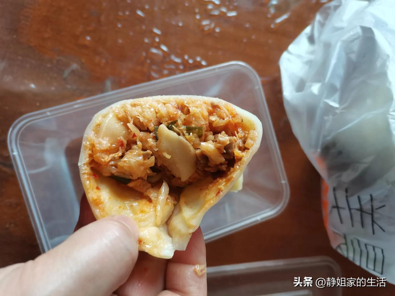 你们吃过辣白菜猪肉包子吗？我也是第一次听和吃，6块钱一个，还不便宜呢，没吃出太好
