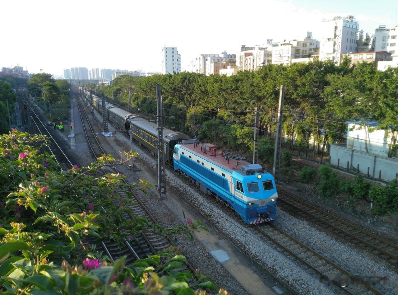 2018年在广州拍摄京广铁路上的普速客车，本务是韶山8型电力机车，这是上世纪90