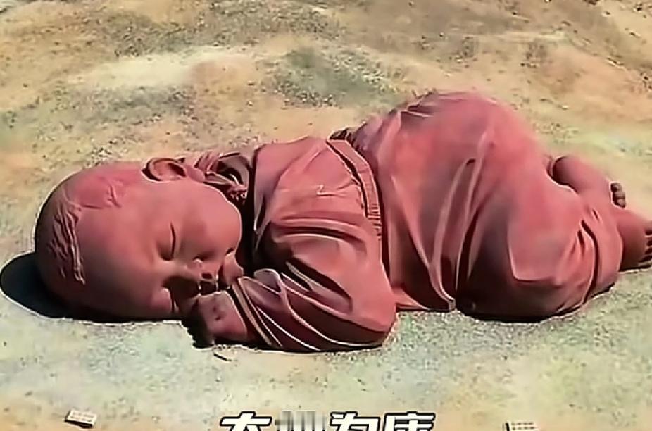 终于不用堵的慌了！
西安街头那个孤独的人的“空洞娃娃”雕塑，总算是连根拔了。
