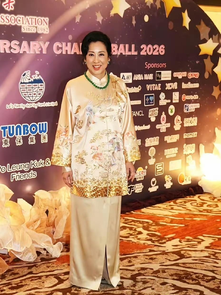 港圈慈善晚宴上，朱玲玲与丈夫罗康瑞一同亮相。作为两度嫁入豪门的传奇女性，她的一举