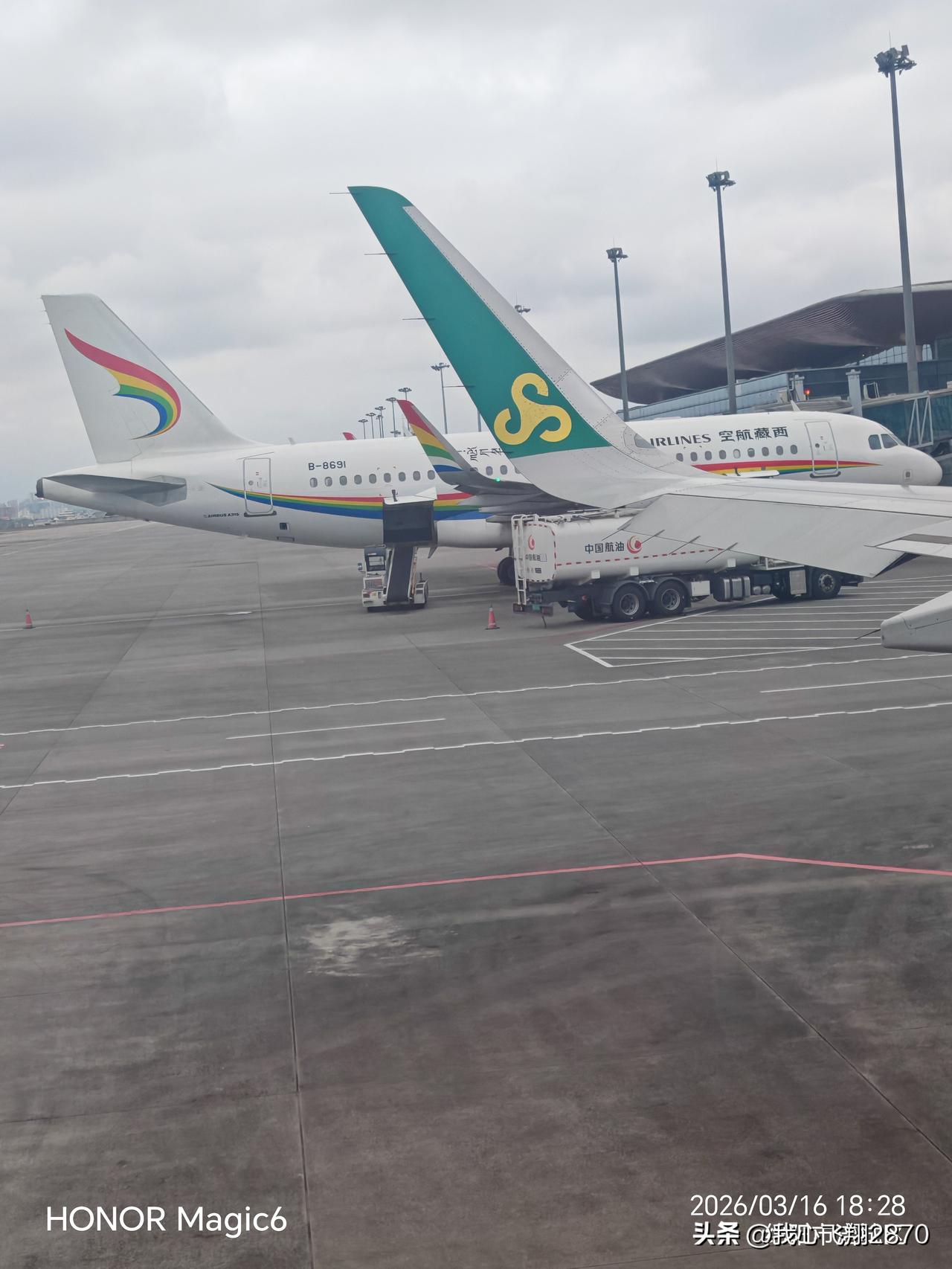 老年人组团旅游能够促进消费，刺激市场繁荣，扩大内需以带动经济发展，我支持老年人报