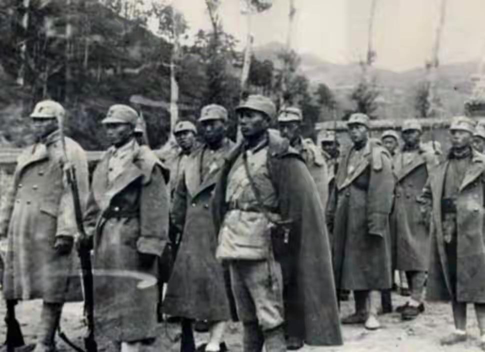 1939年贺龙一个师塞了近四万人，全师冲锋枪比迫击炮多出二十几倍，可那些枪没一支