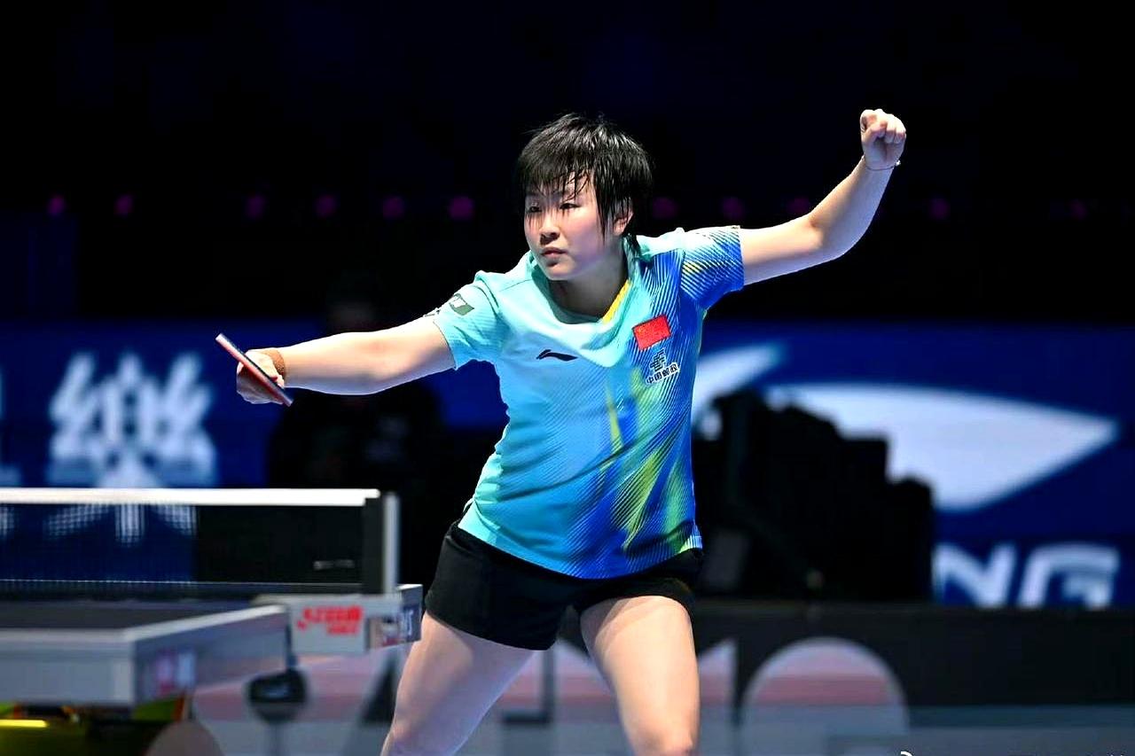 国乒又内战了！太原站女单1/4决赛，石洵瑶和覃予萱这对同门姐妹狭路相逢，大家都盯