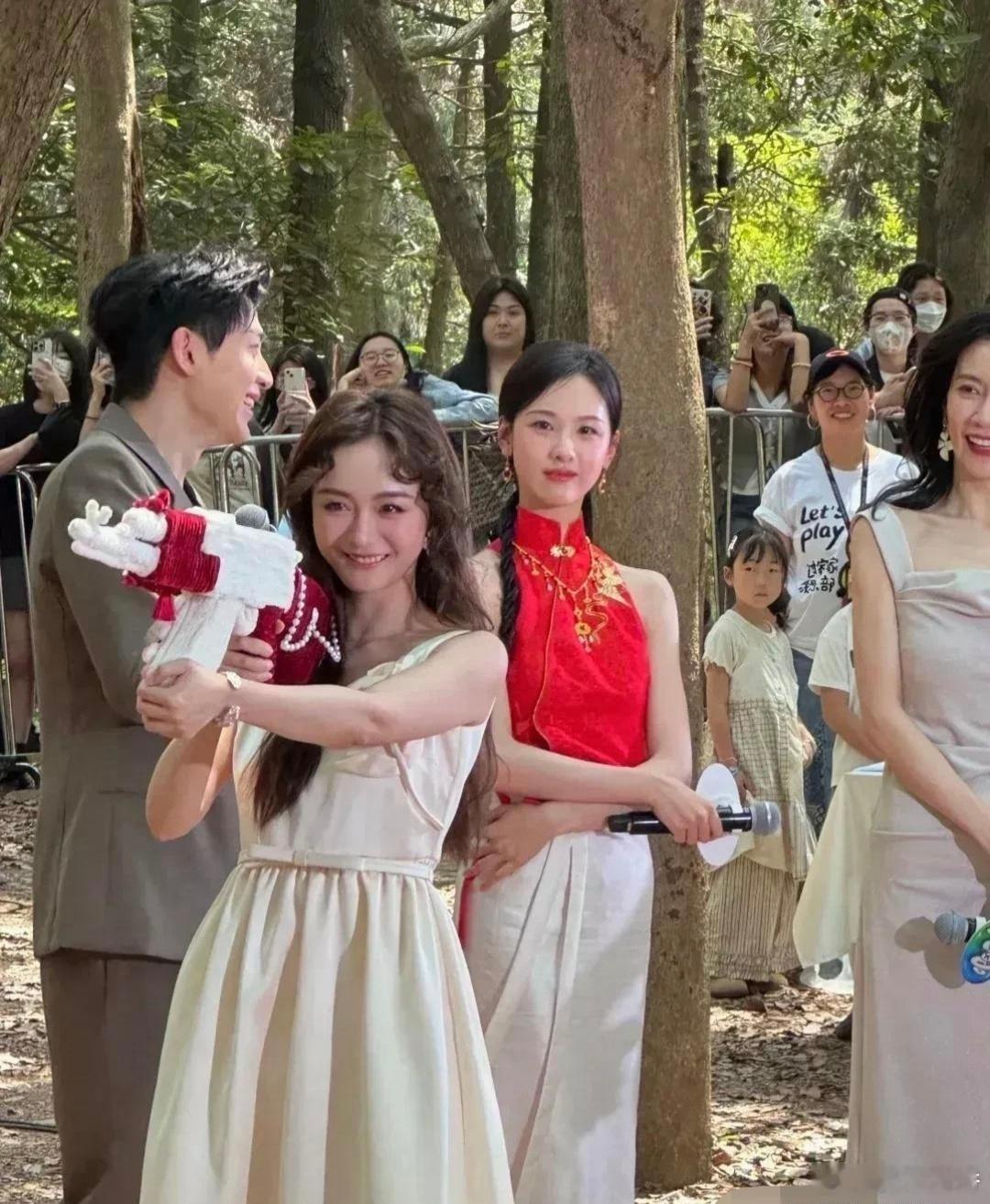 陈都灵都一脸嫌弃，换我也是一样的反应！陈都灵祝鞠婧祎生日快乐 