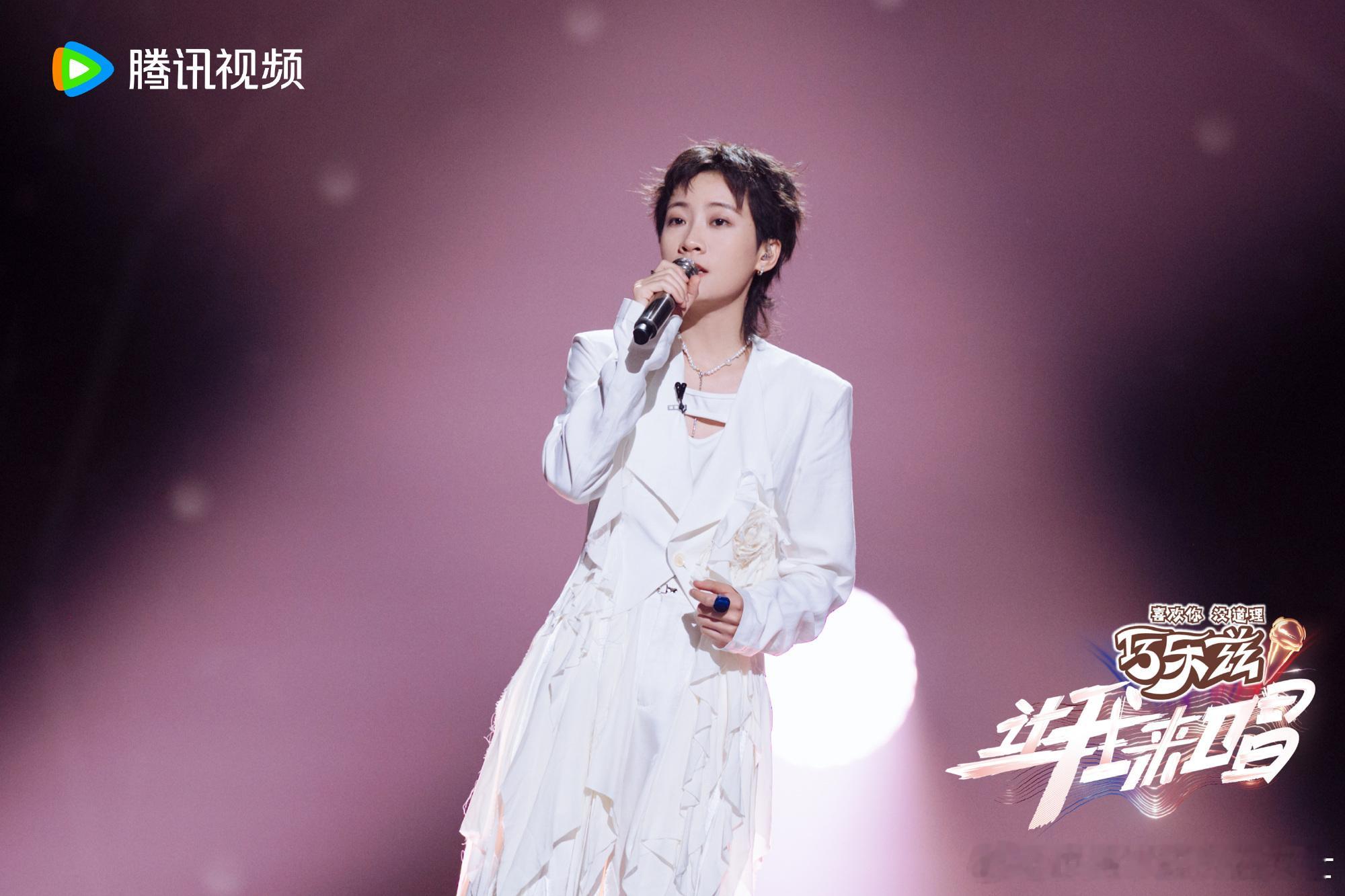 罗小黑回应长得像毛不易罗小黑被比较也是一种被看见音综直播中罗小黑回应像毛不易，称