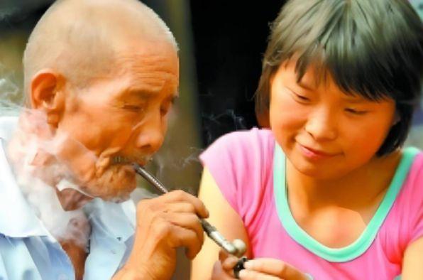 河南一女孩刚收到录取通知书就跑到工地搬砖，当得知她考上大学后，全村人竟然都赶来为