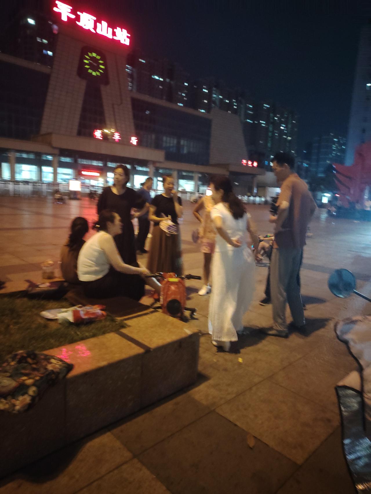 暑假到了，各位家长们一定要看好自己的孩子啊！
        昨天晚上，雨过天晴