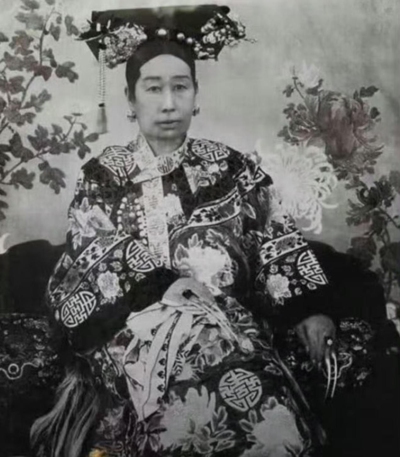 笑晕了！网友给慈禧太后P了一套现代装
原来她年轻时是清冷大美人啊！难怪咸丰这么宠