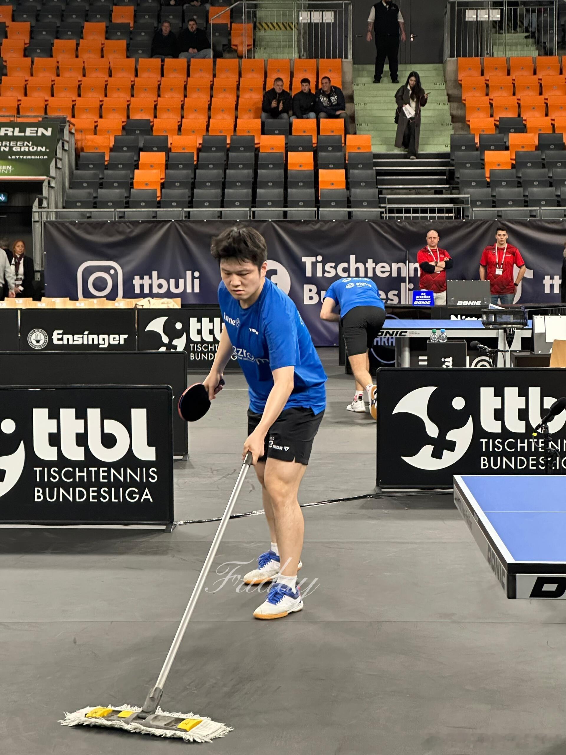 认真做家务的樊振东cr:friday 