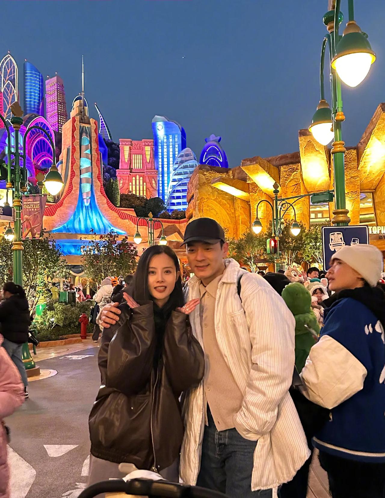 演员李光洁带妻儿现身疯狂动物城，一家子高颜值！夫妻俩人打扮休闲又时尚，看起来十分
