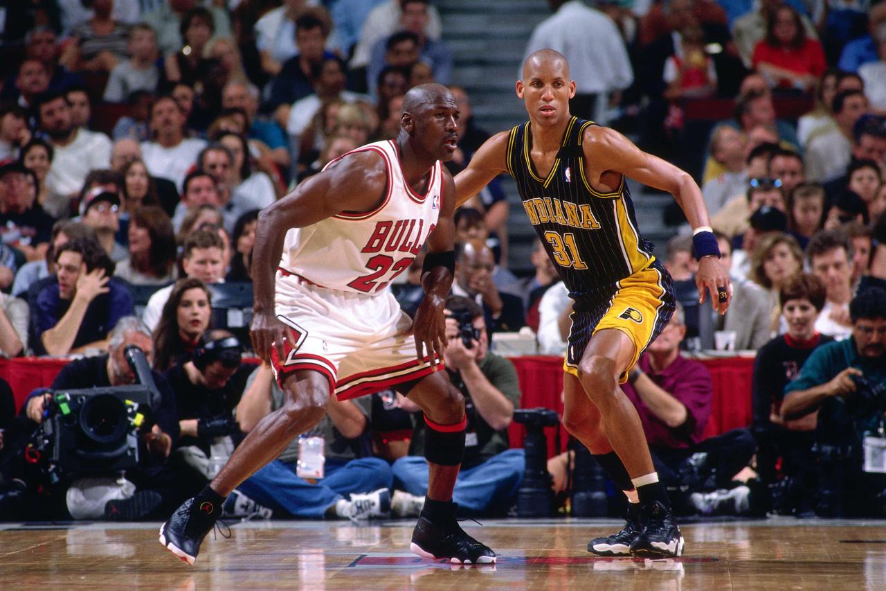 雷吉·米勒与迈克尔·乔丹，是90年代NBA最荡气回肠的宿命对决。乔丹是高高在上的
