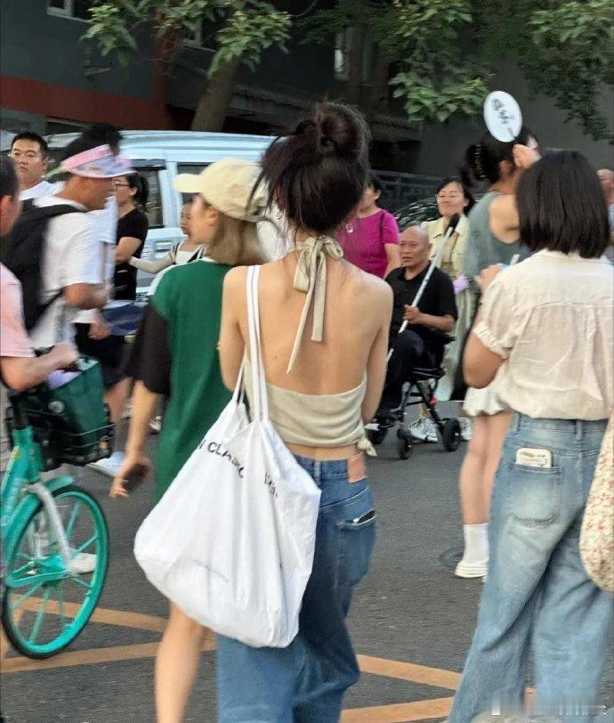 章若楠真的是瘦成纸片人，只为上镜好看 ​​​