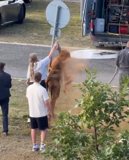 丹麦一项非常著名且悠久的恶搞生日习俗。

丹麦年满25岁未婚，你的朋友们会把你绑