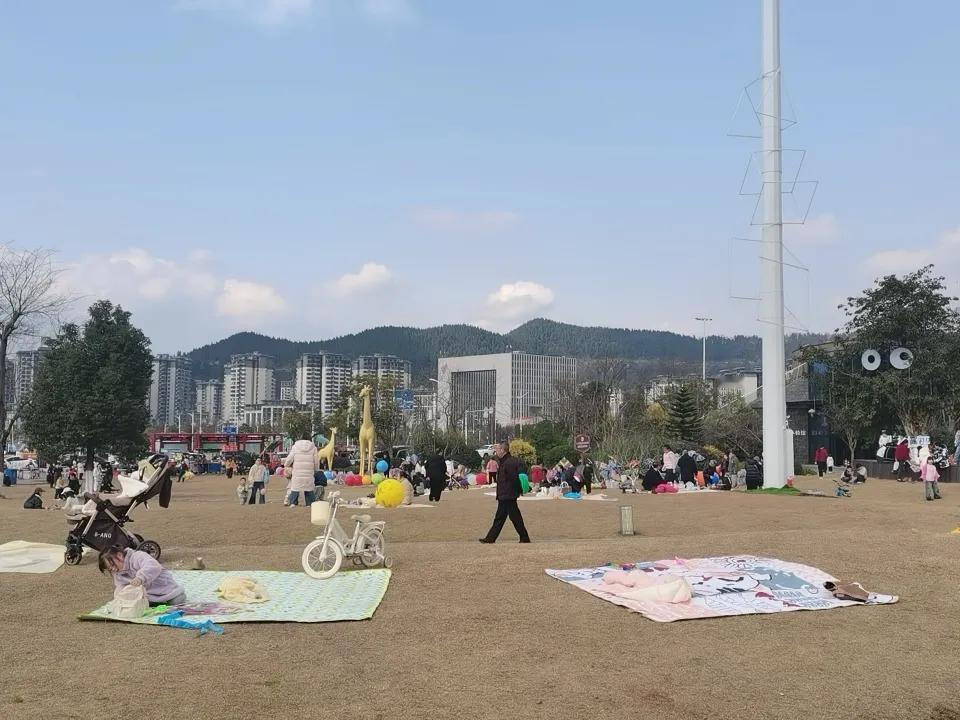 腊九，梨树坪，蓝天，白云，草坪，少有的冬阳高照，大人，小孩，仿佛都出门了，在草坪