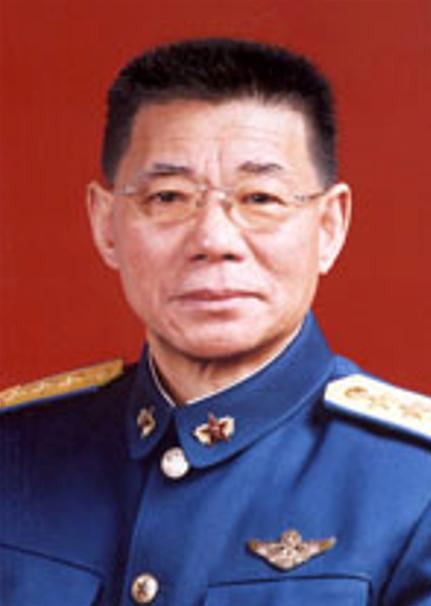 乔清晨，男，汉族，1939年10月生，河南郑州人，1960年5月加入中国共产党，