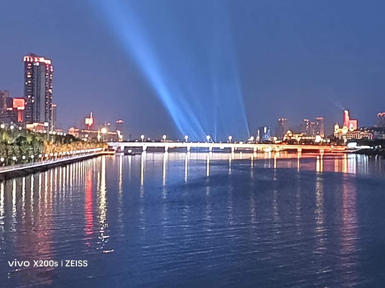 晒图笔记大赛家乡美：随州市的一湖两岸真的很美。自从随州市的亮化工程完工后，现在市