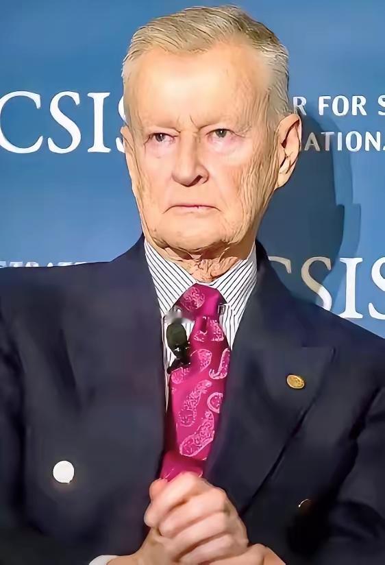 与基辛格齐名的美国顶级战略家布热津斯基，晚年坦言美国21世纪初犯两大致命战略错误