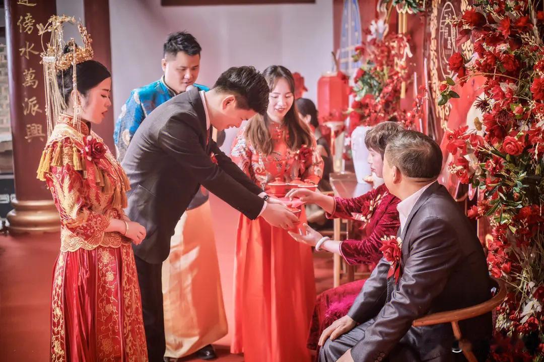 我儿子结婚，我战友随礼2000，礼簿只落账200，我发现后告诉朋友，朋友也非常生