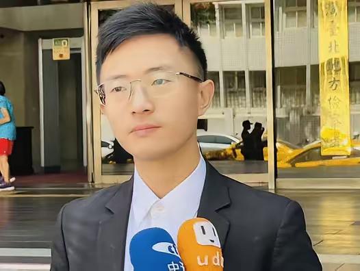 7月4日，台湾新党台北市议员侯汉廷说：所有台湾人都应该支持两岸和平统一。

这话
