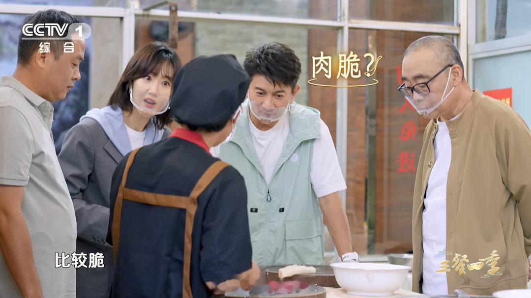 原来这么多年牛肉都切错了三餐四季 出锅盘底垫上笋丝和冬豆，配菜解腻，口感层次直接