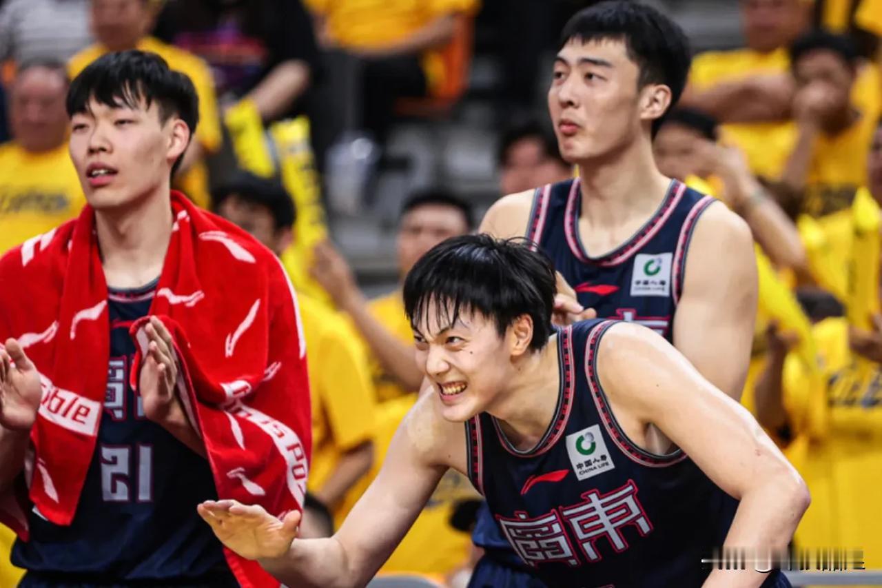 比较合理的宏远球员年薪：
1.胡明轩  300万元
2.刘传兴  300万元
3