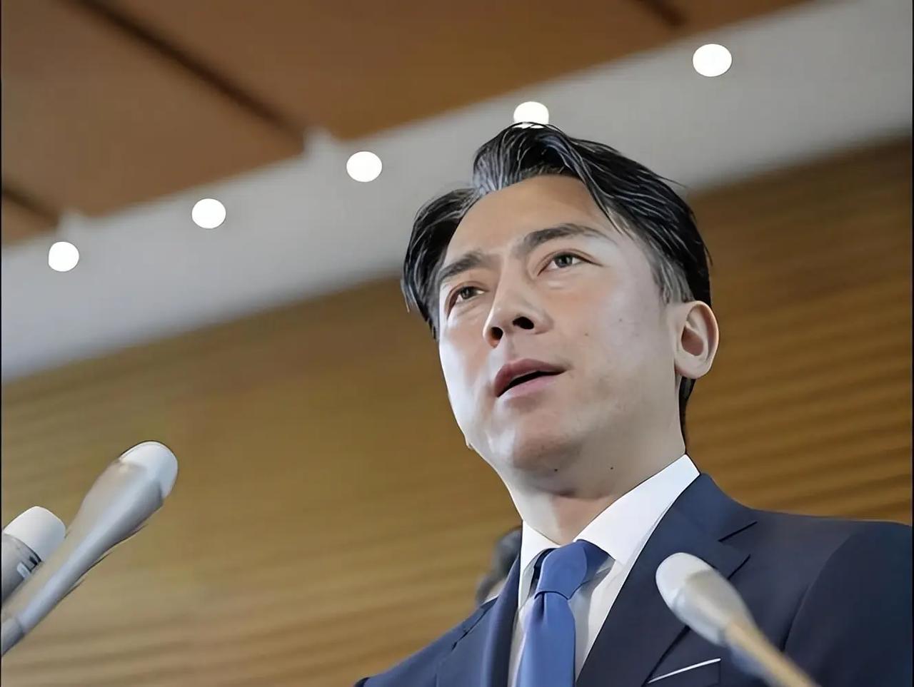“这事儿我们决不能容忍！”小泉进次郎几乎是冲着镜头喊出了这句话。他一脸的愤慨和不