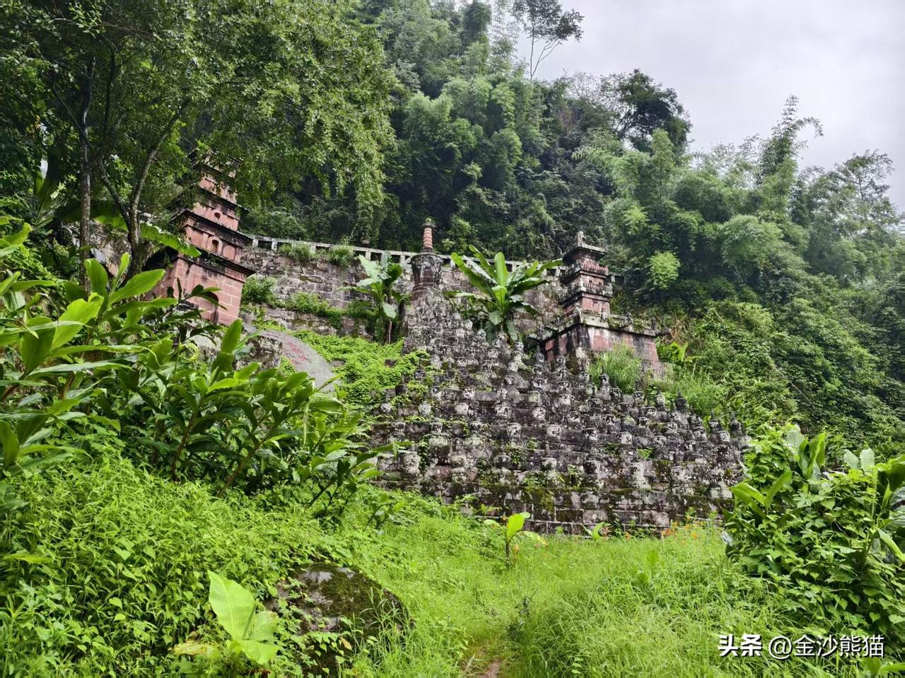 洪雅县槽渔滩风景区内，因独特的佛塔林景象，被称为“四川小柬埔寨”或“川版小吴哥窟