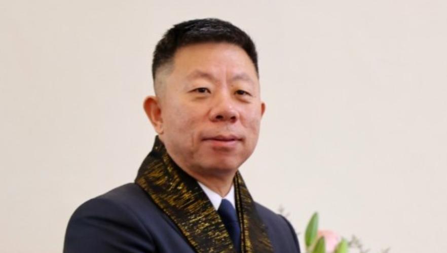 不是闭门会谈，不是外交照会。中国驻菲律宾大使井泉在镜头前，对菲律宾国防部长特奥多
