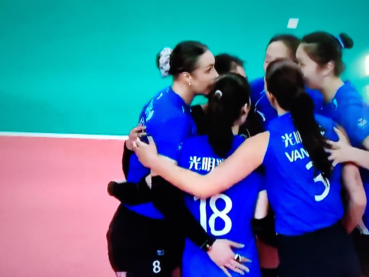 女排排超联赛半决赛第二场，上海女排对阵山东女排，上海女排25：13轻松拿下第一局