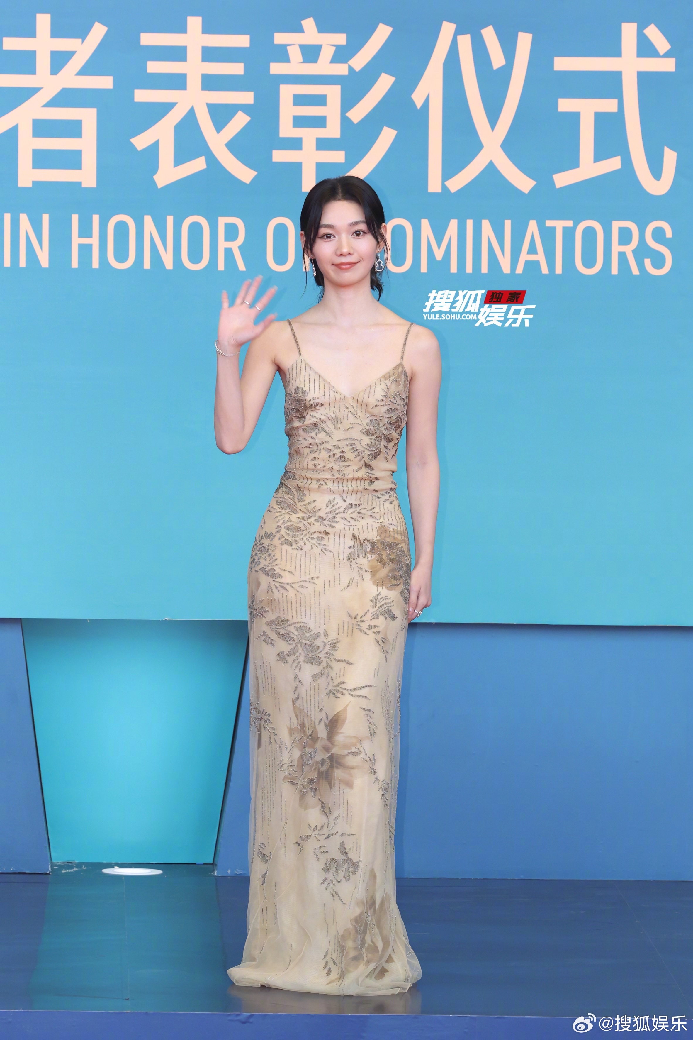 她凭借《岁岁平安》中“刘岁岁”一角提名最佳女主角，今日份造型简约清新...