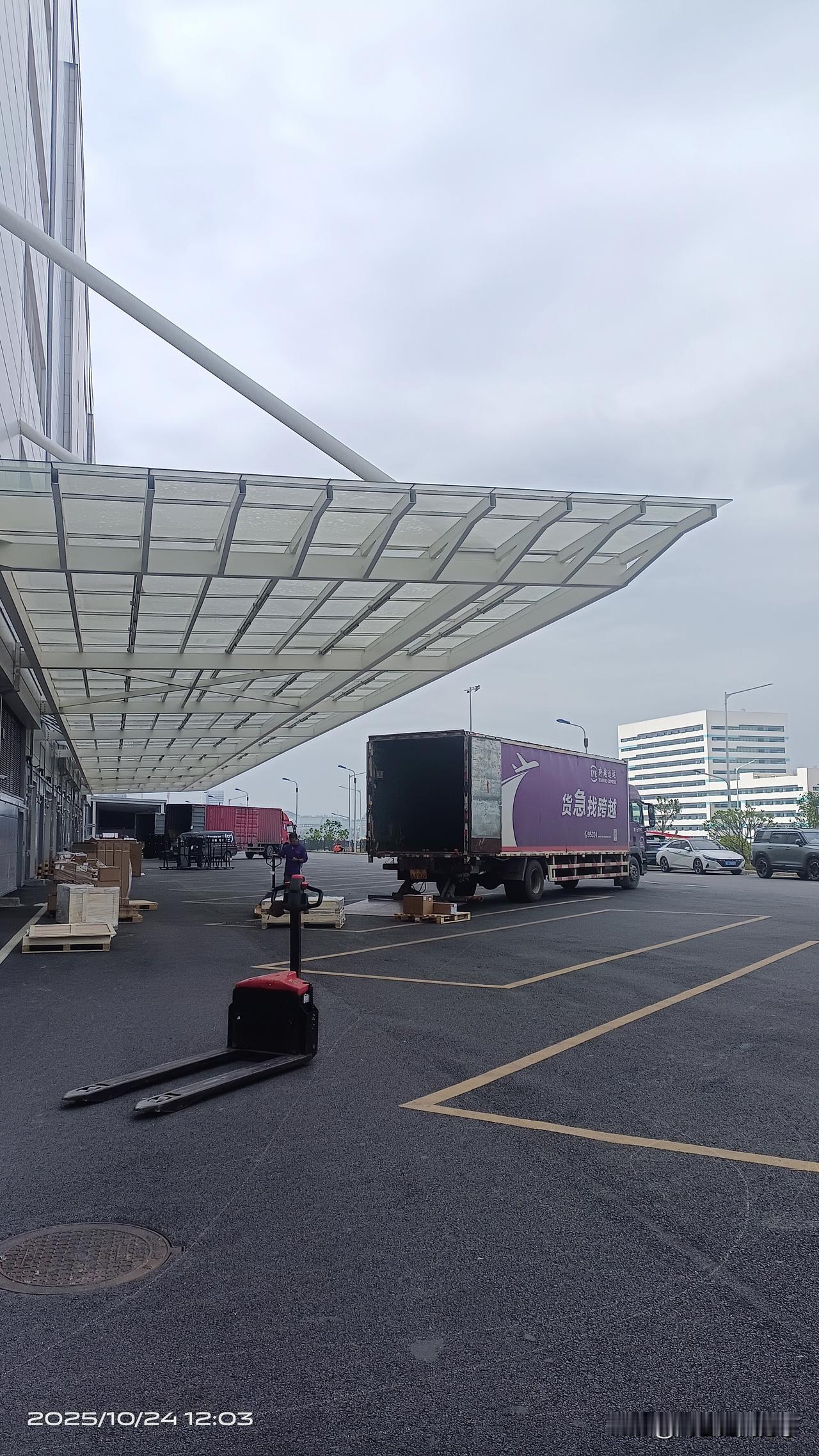 来到这个厂有点后悔了，工资不高，吃饭还得自己掏钱，自己掏钱就算了还很贵，量又少。