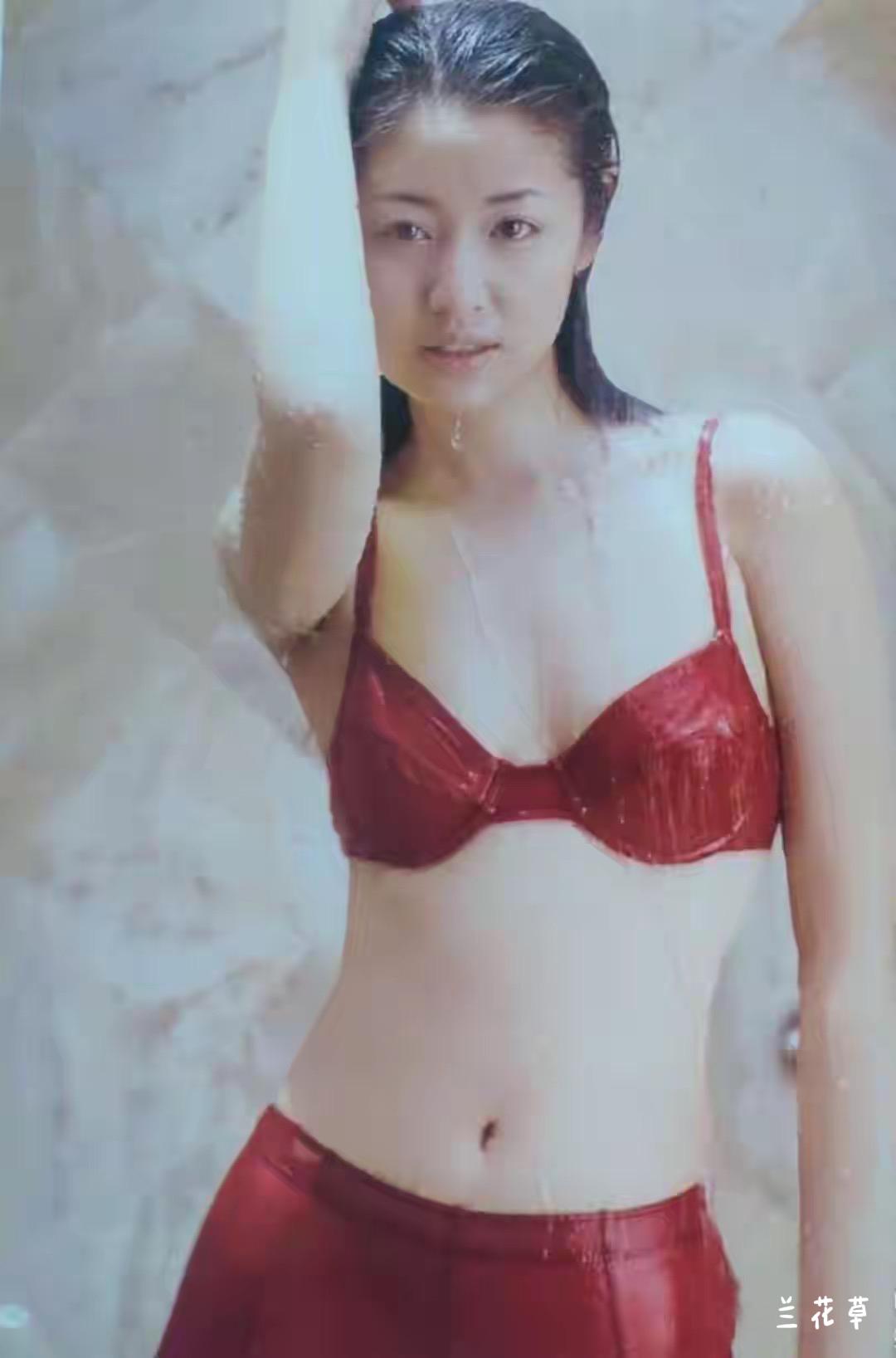 第一次看到林心如的泳装照，身材还真不错。