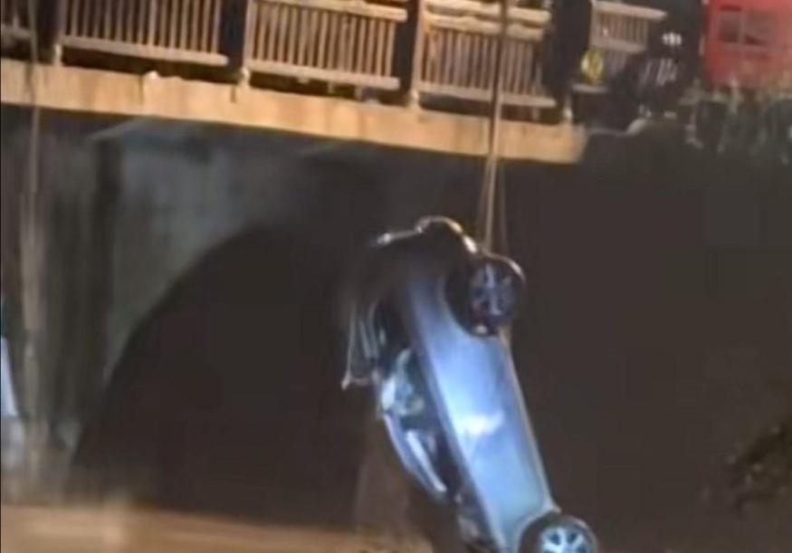 太痛心了！轿车坠桥，带走了5条生命。知情人透露，车主当时就在车上，却让身为“新手