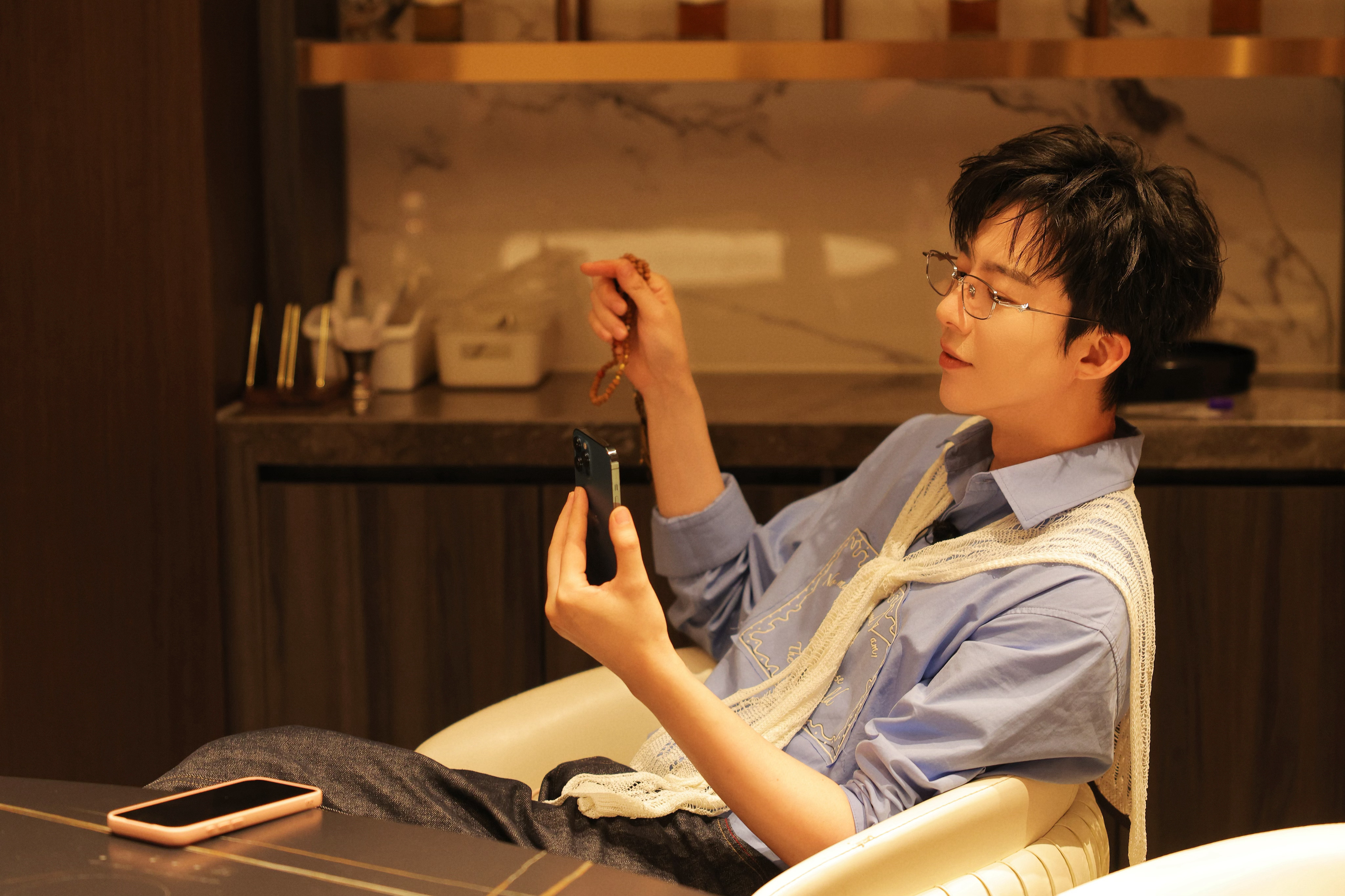 摩登兄弟[超话] 保持对生活的热爱，把每一天都活成值得珍藏的风景。​​​