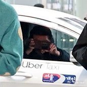 ENHYPEN背后的出租车司机ENHYPEN今日走机场时，背后吸睛的出租车司机 