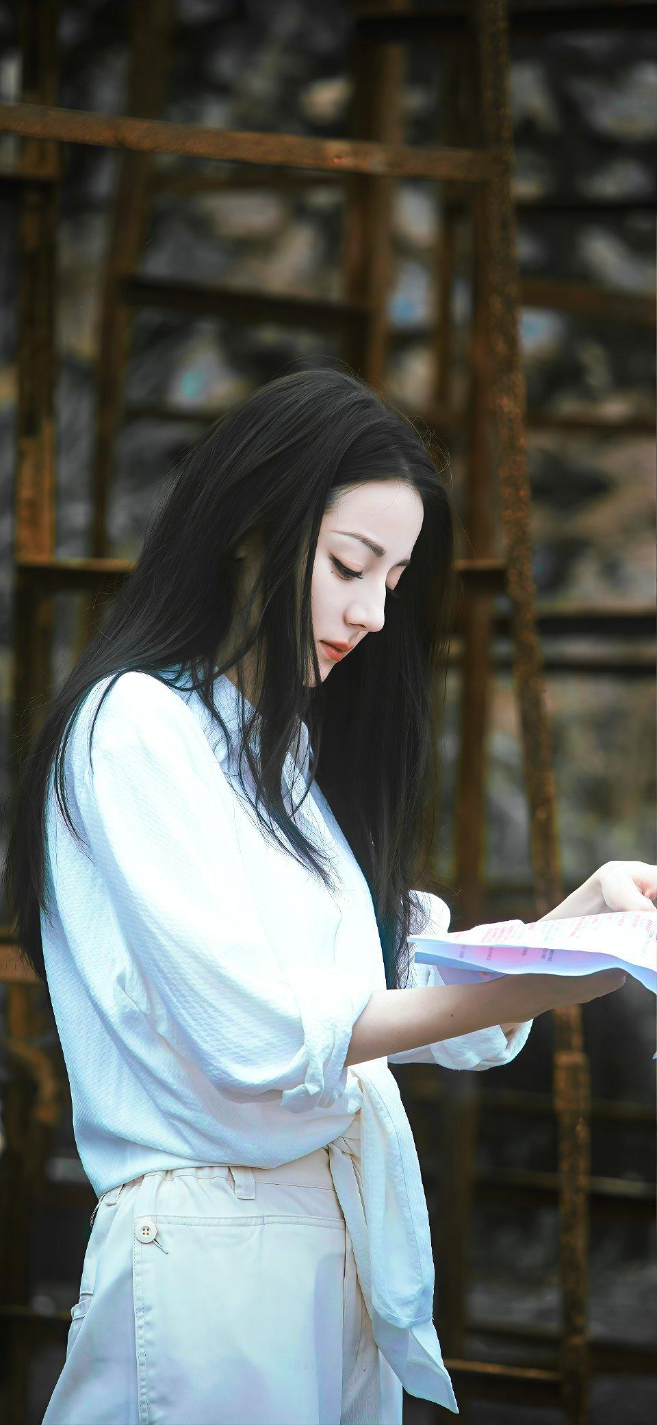 迪丽热巴手上还有输液的淤青 心疼聂九罗吧贯穿伤还没好 今晚一起看枭起青壤