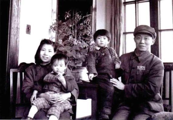 1949年6月，二十兵团司令部进驻天津。图为李天焕与家人在天津的合影。