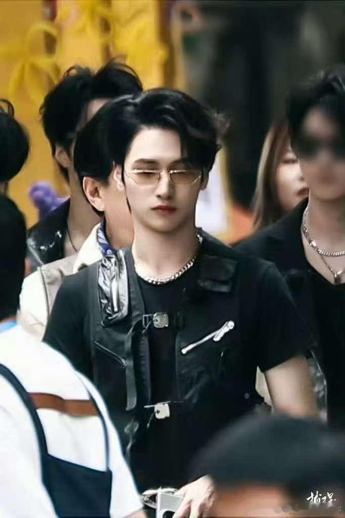 严浩翔冷都男冷脸感严浩翔allblack冷都男 严浩翔冷都男冷脸感❗️ ​​​