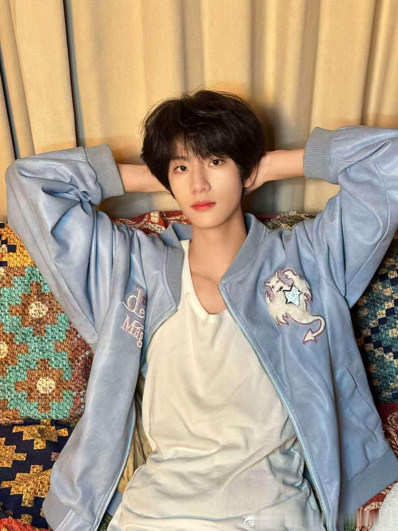 李煜东一条神奇的抱枕李煜东抱枕随拍  李煜东一条神奇的抱枕 李煜东抱枕随拍好可爱