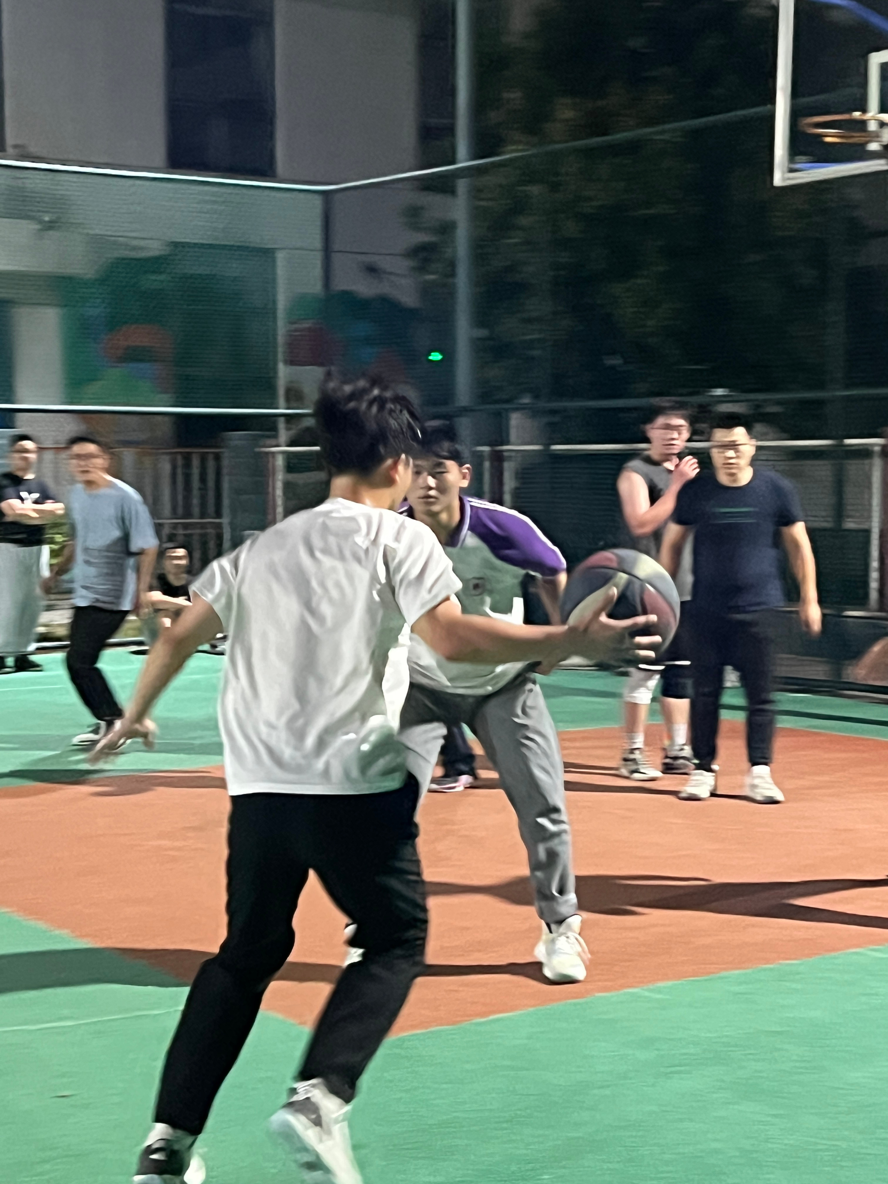 打打球，换换心情。 ​​​