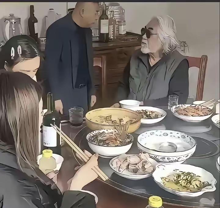 家宴上戴着墨镜吃饭，这事儿搁谁家都得被念叨两句。
可要是这顿饭的主角是张纪中和他